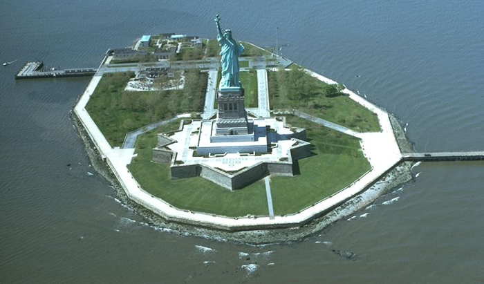 dans-la-baie-de-new-york-lile-bedloe-ou-seleve-la-grande-statue-est-rebaptisee-liberty-island/image013-jpg.jpeg