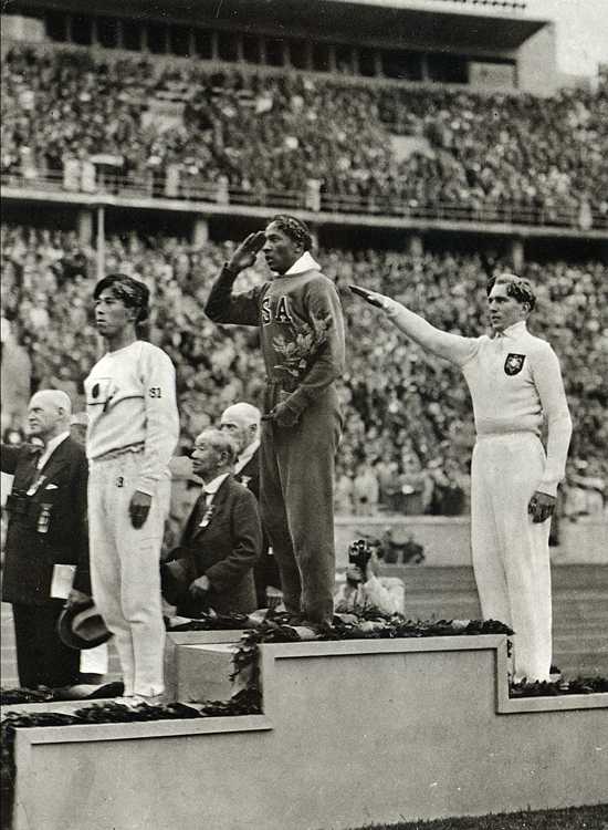 sports-quatre-medailles-dor-pour-jesse-owens/jesseowens-1936olympics44-jpg.jpeg