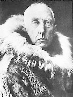 roald-amundsen-arrive-a-nome-a-bord-du-gjoa-apres-la-premiere-traversee-du-passage-du-nord-ouest-dest-en-ouest/roald-amundsen-wearing-furskins-jpg.jpeg