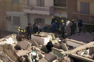 effondrement-dun-immeuble-de-12-etages-a-alexandrie-en-egypte/normal-1068560252-egypte-un-immeuble-s-effondre-alexandrie-au-moins-cinq-morts.jpg