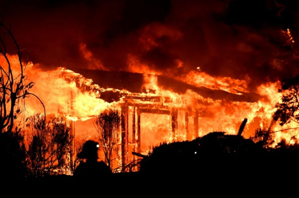 les-incendies-continuent-de-setendre-en-californie/1063004-des-pompiers-luttent-contre-un-incendie-dans-la-region-viticole-de-napa-le-9-octobre-2017-jpg.jpeg