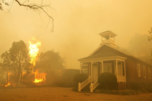 les-incendies-continuent-de-setendre-en-californie/1481988-moins-1500-habitations-batiments-commerciaux-jpg.jpeg
