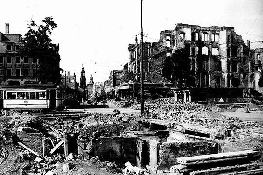 dresde-est-victime-du-plus-brutal-bombardement-de-la-seconde-guerre-mondiale-deuxieme-journee-et-les-ruines/dresde-ruines152525253-jpg.jpeg