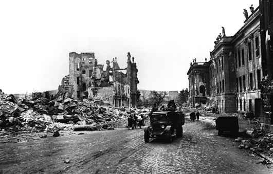 dresde-est-victime-du-plus-brutal-bombardement-de-la-seconde-guerre-mondiale-deuxieme-journee-et-les-ruines/dresde-ruines51515152-jpg.jpeg