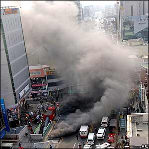 une-tragedie-dans-le-metro-de-daegu-en-coree-du-sud/sk-smoke-ap3009-jpg.jpeg