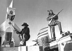 des-indiens-prennent-le-village-de-wounded-knee/wounded-knee1973a-gif.gif