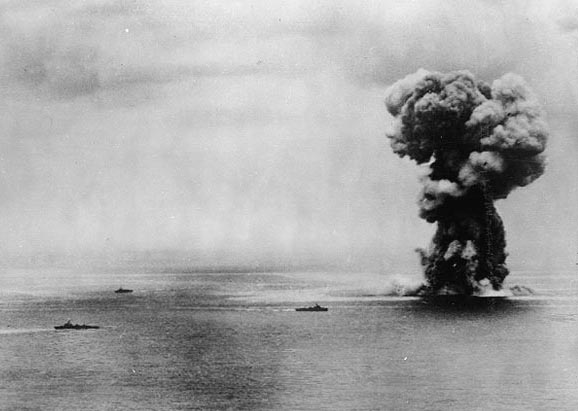 laeronavale-americaine-coule-le-plus-gros-batiment-de-la-marine-japonaise/yamato-battleship-explosion4042-jpg.jpeg