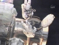 premiere-sortie-dans-lespace-pour-les-astronautes-de-discovery/clip-image004-jpg.jpeg