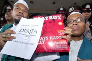 les-locaux-de-playboy-en-indonesie-attaques-par-des-extremistes-musulmans/clip-image017-jpg.jpeg