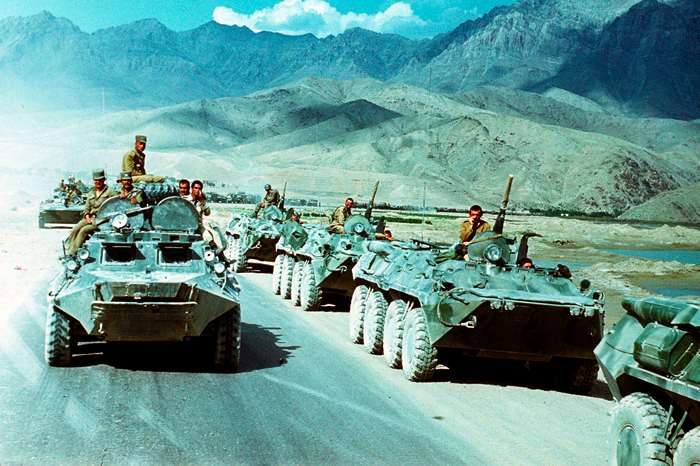 retrait-des-troupes-sovietiques-en-afghanistan/evstafiev-afghan-apc-passes-russian606463-jpg.jpeg