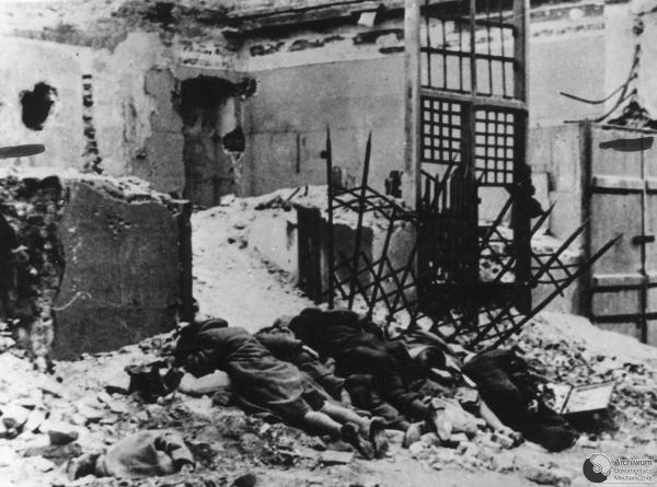 debut-de-linsurrection-generale-des-60-000-survivants-du-ghetto-de-varsovie-/ghetto-uprising-warsaw424253-jpg.jpeg