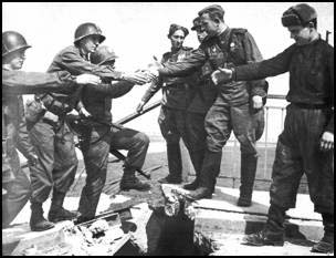 jonction-des-troupes-americaines-et-sovietiques-a-torgau-sur-lelbe/us-ussr-elbe-bridge30-jpg.jpeg