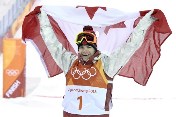 sports-les-jeux-olympiques-de-pyeongchang/1510250-mikael-kingsbury-brandit-drapeau-canadien-jpg.jpeg