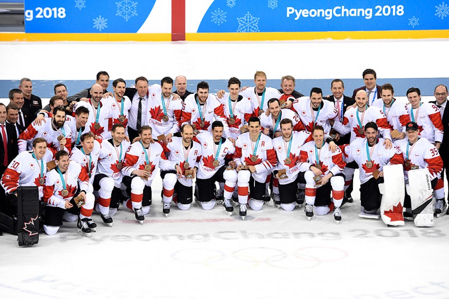 sports-les-jeux-olympiques-de-pyeongchang/1513789-tous-joueurs-entraineurs-pose-pour-jpg.jpeg