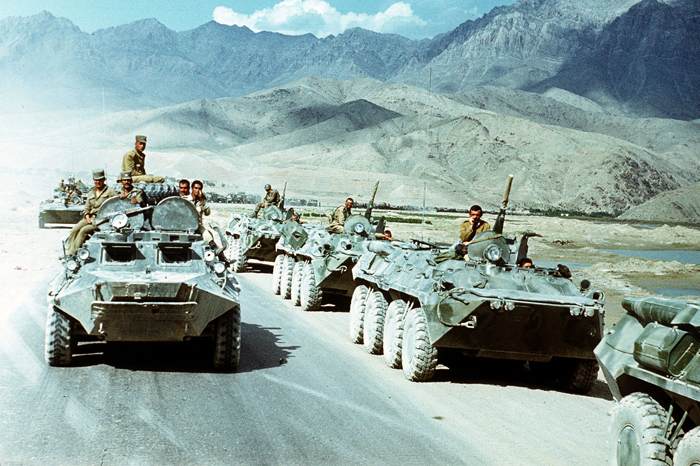 -les-sovietiques-quittent-lafghanistan/evstafiev-afghan-apc-passes-russian-jpg.jpeg