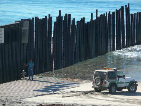 construction-dune-barriere-le-long-de-la-frontiere-etats-unis-mexique/frontiere-mexique-usa135-jpg.jpeg