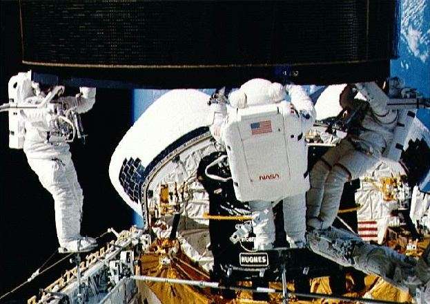 trois-astronautes-reparent-un-satellite/49eva4-jpg.jpeg