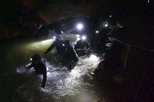 retrouves-sains-et-saufs-apres-neuf-jours-dans-une-grotte-en-thailande/1559394-operations-sauvetage-pour-retrouver-13-jpg.jpeg