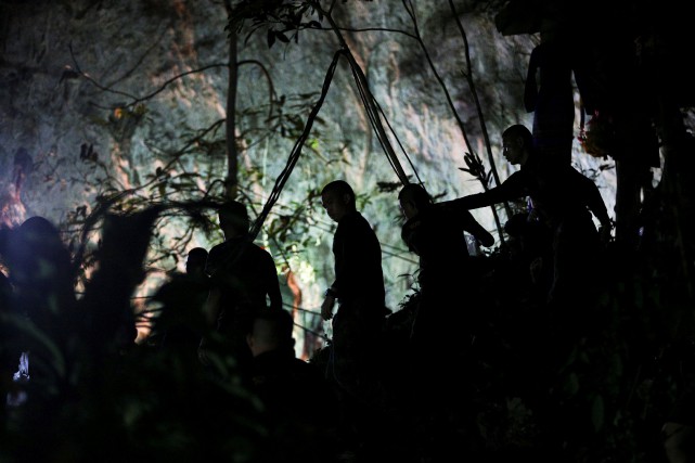 sauvetage-en-cours-dans-une-grotte-en-thailande-quatre-enfants-sortis-sains-et-saufs/1560806-militaires-postes-entree-grotte-equipe-jpg.jpeg