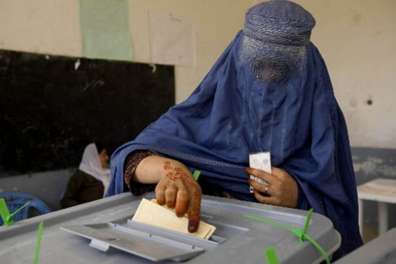 election-en-afghanistan/femme-depose-bulletin-bureau-mazar13-jpg.jpeg