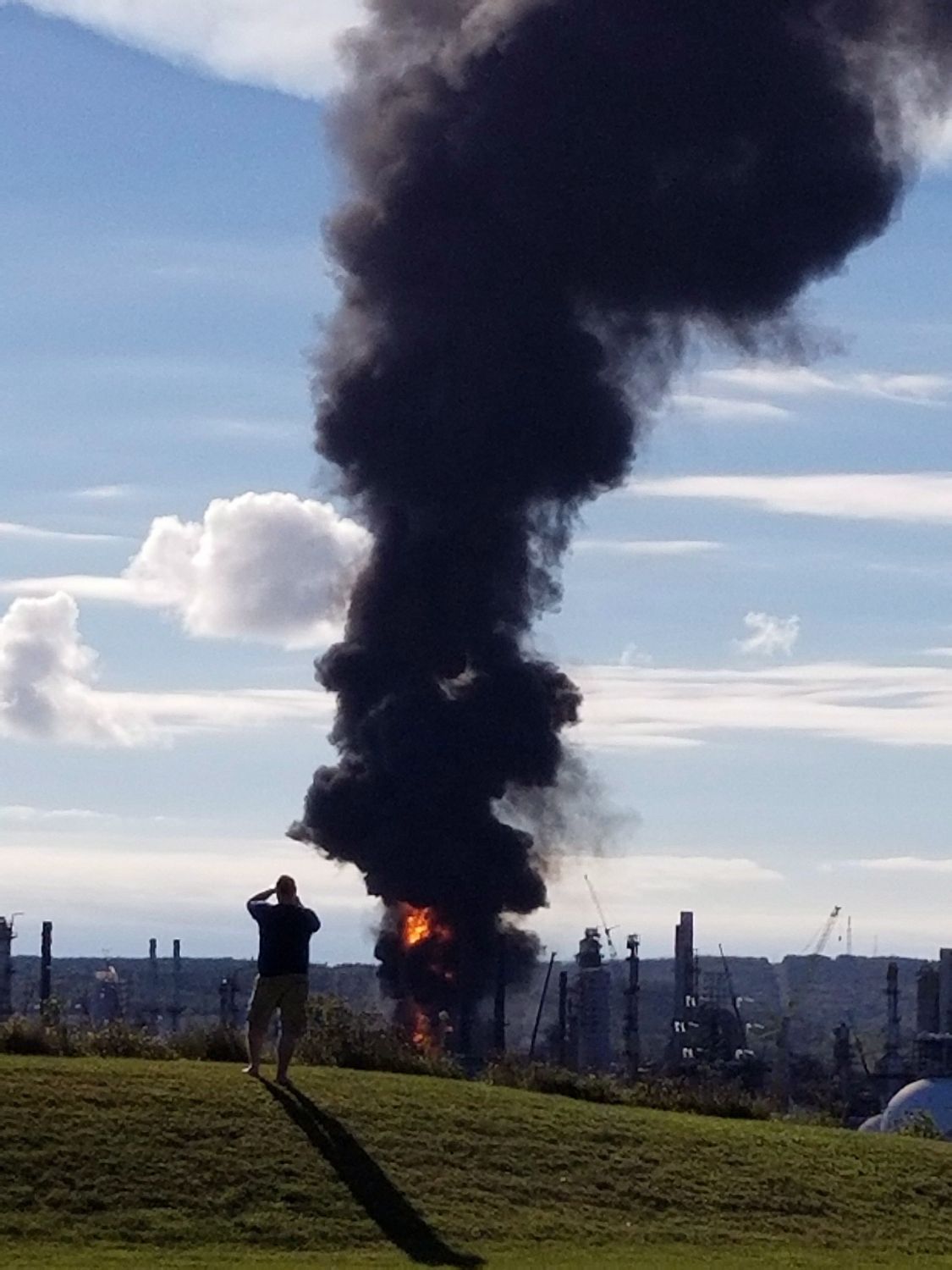 une-explosion-provoque-un-incendie-a-la-raffinerie-dirving-oil-a-saint-jean/image-1-jpg.jpeg