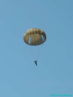 un-americain-albert-berry-saute-dun-avion/ronde-parachute2929.jpg