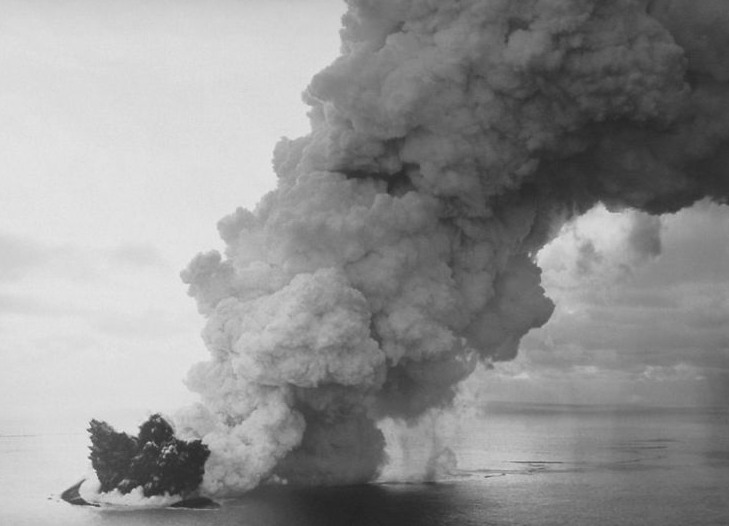 naissance-de-lile-de-surtsey/surtsey-eruption-2a-jpg.jpeg
