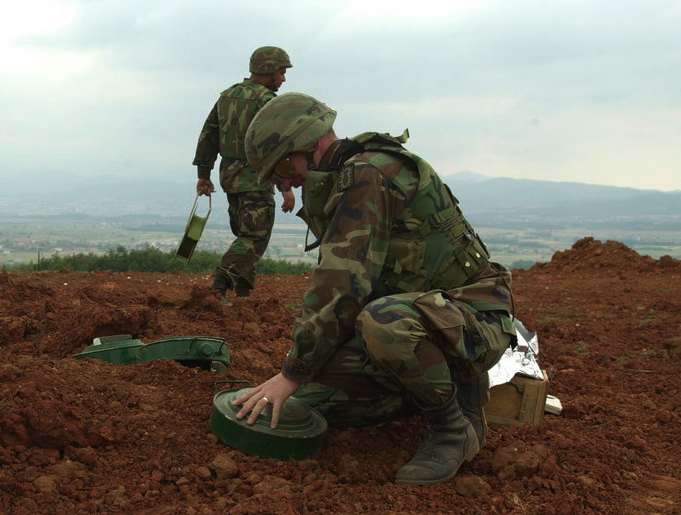 la-convention-sur-linterdiction-des-mines-antipersonnel-entre-en-vigueur/us-soldiers-removing-landmines16565.jpg
