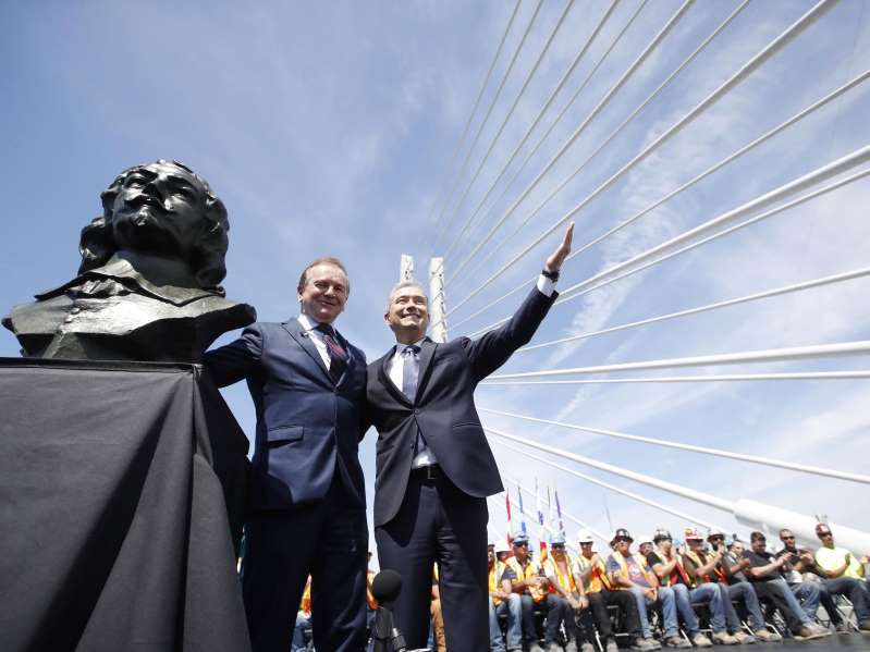 gens-dici-inauguration-du-nouveau-pont-samuel-de-champlain/aadz862-jpg.jpeg