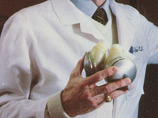 premier-humain-a-recevoir-un-cur-artificiel/jarvik-artificial-heart1982-12-02.jpg