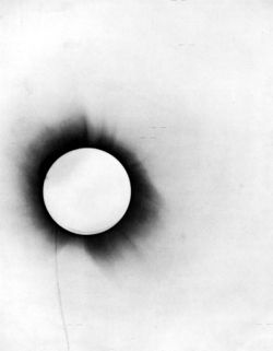 -la-theorie-deinstein-sur-la-relativite-est-verifiee/1919-eclipse-negative919-jpg.jpeg