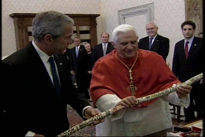 rencontre-du-president-bush-avec-le-pape-benoit-xvi-a-rome/cadeau-jpg.jpeg