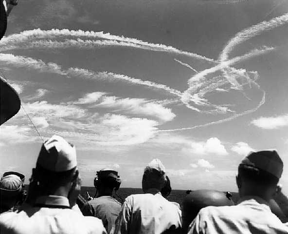 la-bataille-de-la-mer-des-philippines/fighter-plane-contrails-in-the-sky24-jpg.jpeg