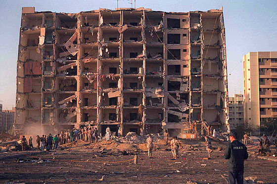 attentat-des-tours-de-khobar/560px-anschalginzahran1996-khobartower-jpg.jpeg