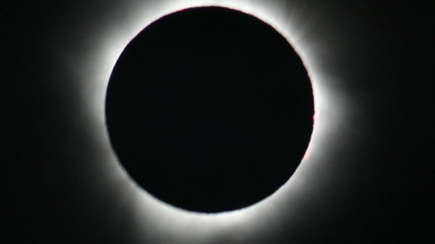 eclipse-totale-du-soleil-la-plus-longue-du-siecle-sept-minutes-et-quatre-secondes/image010-jpg.jpeg