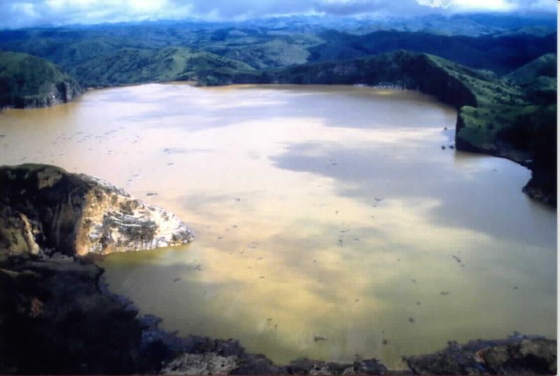 des-gaz-toxiques-issus-du-lac-volcanique-nyos-tuent-1-746-personnes-au-cameroun/lake-nyos-jpg.jpeg