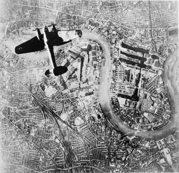 debut-de-raids-aeriens-massifs-sur-la-grande-bretagne-par-les-allemands/heinkel-he-iii-over-london-jpg.jpeg