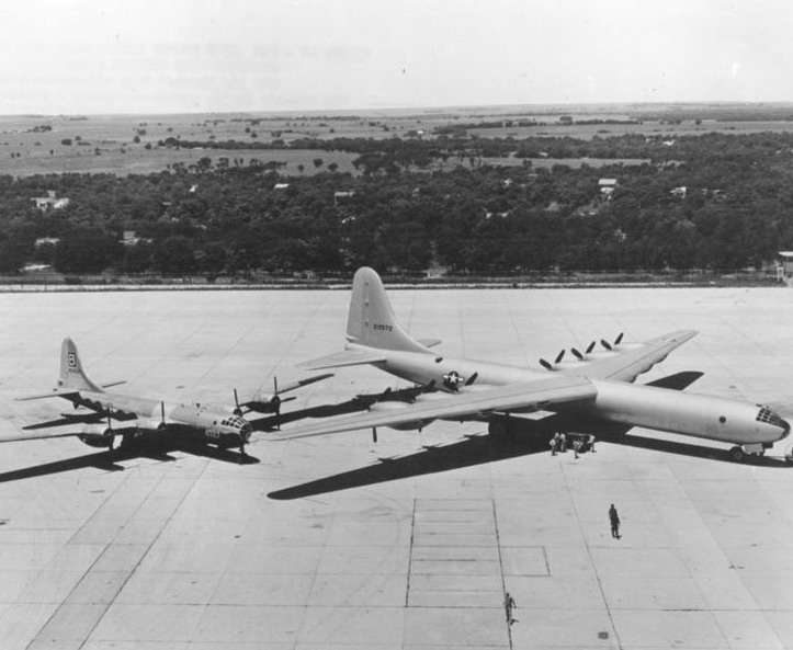 le-premier-essai-du-prototype-convair-b-36/b-29-and-b-36b27-jpg.jpeg