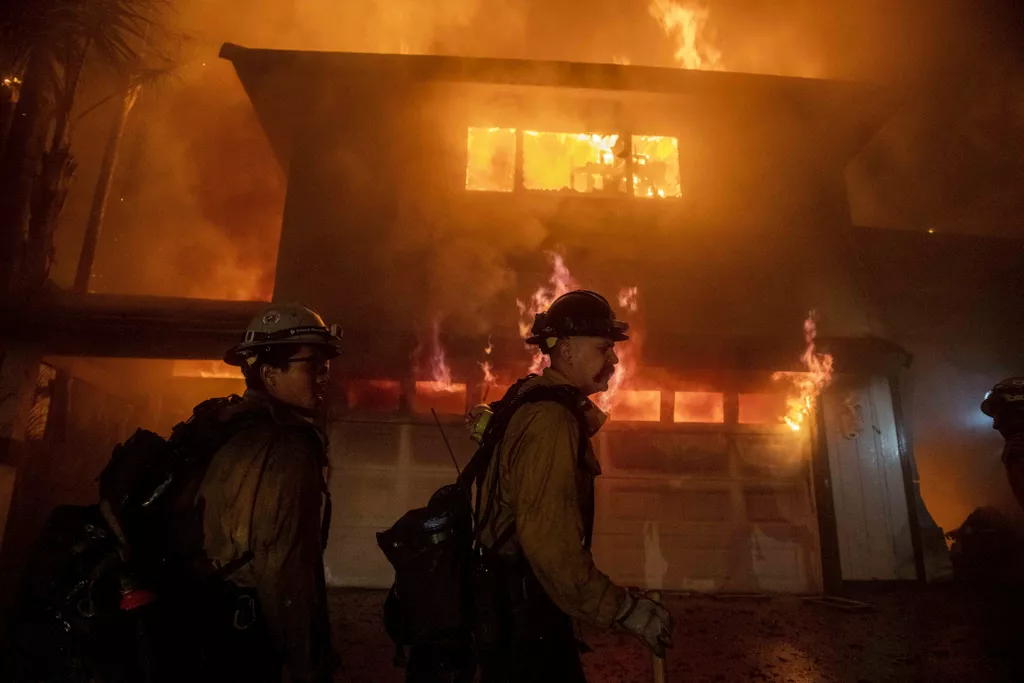des-incendies-ravagent-la-californie-des-milliers-de-personnes-fuient/resize-jpg.jpeg