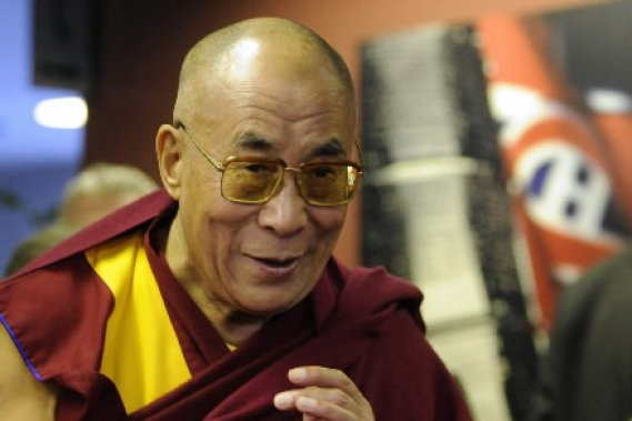 le-dalai-lama-lance-un-appel-a-la-compassion-aux-montrealais/dalai-lama-fait-entree-conference-jpg.jpeg