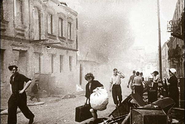 liberation-de-minsk/minsk-civilians-return-home-194488-jpg.jpeg