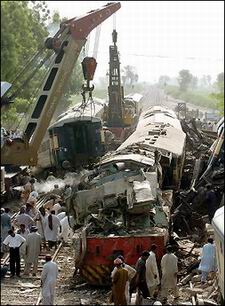 collision-entre-trois-trains-dans-la-gare-de-sarhad-a-ghotki-au-pakistan/ghotki-rail-crash-25-jpg.jpeg
