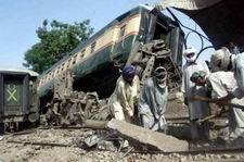 collision-entre-trois-trains-dans-la-gare-de-sarhad-a-ghotki-au-pakistan/rail-workers36-jpg.jpeg