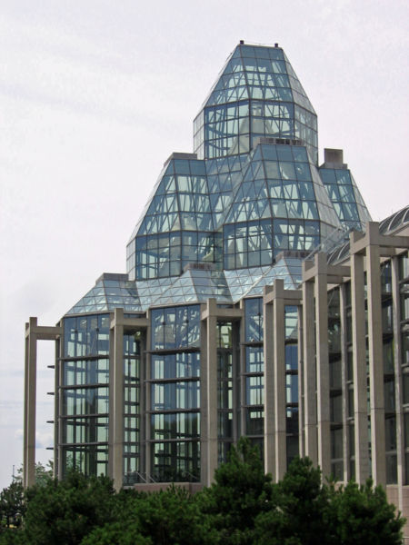 naissance-moshe-safdie/450px-national-gallery-of-canada-glass-tower-20051818-jpg.jpeg