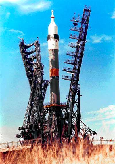 lancement-de-cabines-spatiales-americaine-apollo-et-sovietique-soyouz-19/soyuz-installation-1975-07-15-jpg.jpeg