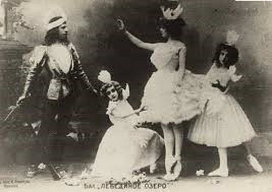 au-theatre-bolchoi-de-moscou-premiere-du-ballet-le-lac-des-cygnes-musique-de-peter-ilitch-tchaikovsky/clip-image009.jpg