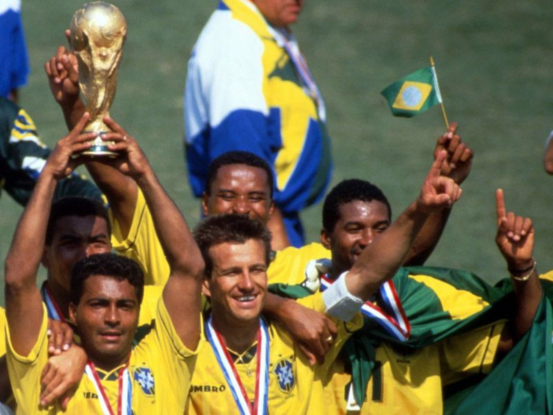 le-bresil-remporte-la-coupe-du-monde/romario-dunga-viola-lors-remise-coupe-monde-19945-jpg.jpeg