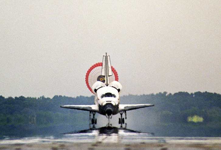 la-navette-americaine-discovery-atterrit-en-floride/discovery-landing-jul-06-2--jpg.jpeg