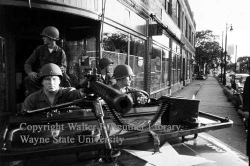 riot-a-detroit-a-la-suite-de-plusieurs-incidents-entre-la-police-et-les-noirs/1967-riotm37-jpg.jpeg
