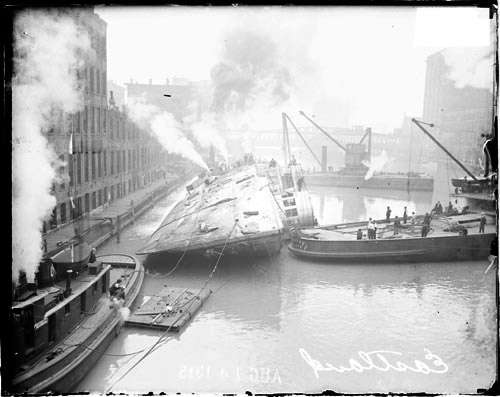 le-bateau-de-croisiere-eastland-chavire-dans-le-port-de-chicago-/eastland-disaster-port-side31-jpg.jpeg